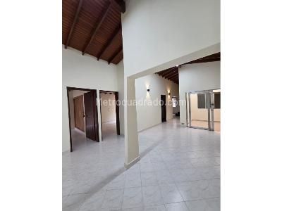 Casa de 5 alcobas en arriendo en Belen Alameda, Medellín, 256 m² · foto 2 de 20
