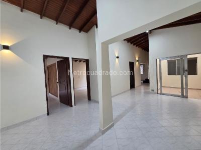 Casa de 5 alcobas en arriendo en Belen Alameda, Medellín, 256 m² · foto 3 de 20