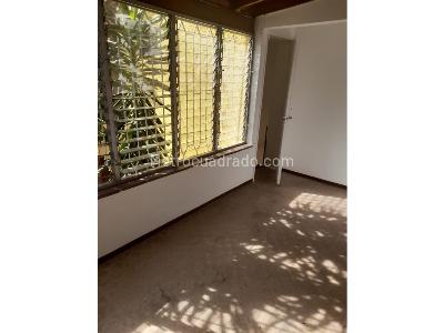 Casa de 5 alcobas en arriendo en La Castellana, Medellín, 300 m² · foto 10 de 20
