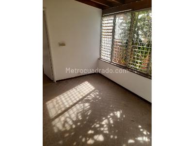 Casa de 5 alcobas en arriendo en La Castellana, Medellín, 300 m² · foto 19 de 20