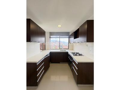 Apartamento de 3 alcobas en arriendo en El Poblado, Medellín, 137 m² · foto 3 de 19