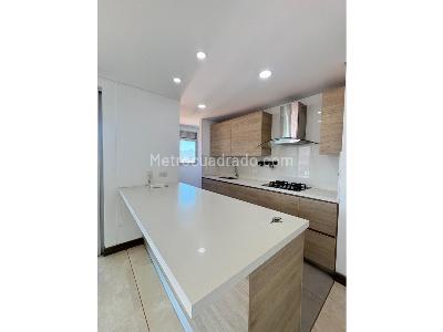 Apartamento de 3 alcobas en arriendo en El Poblado, Medellín, 137 m² · foto 3 de 19