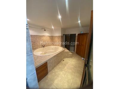 Apartamento de 3 alcobas en arriendo en Laureels, Medellín, 174 m² · foto 12 de 13