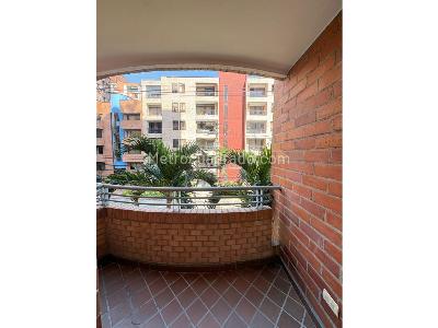 Apartamento de 3 alcobas en venta en Laueles, Medellín, 150 m² · foto 3 de 18