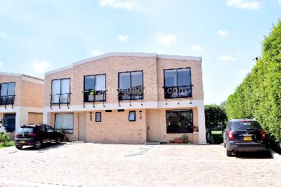 Casa de 3 alcobas en venta en Cerca De Piedra, Chía, 330 m² · foto 2 de 20