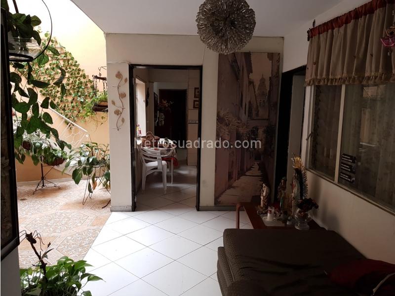 Casa Comercial de 5 Alcobas en Laureles - 2