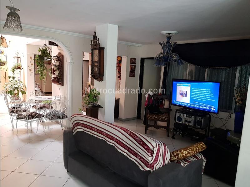 Casa Comercial de 5 Alcobas en Laureles - 3