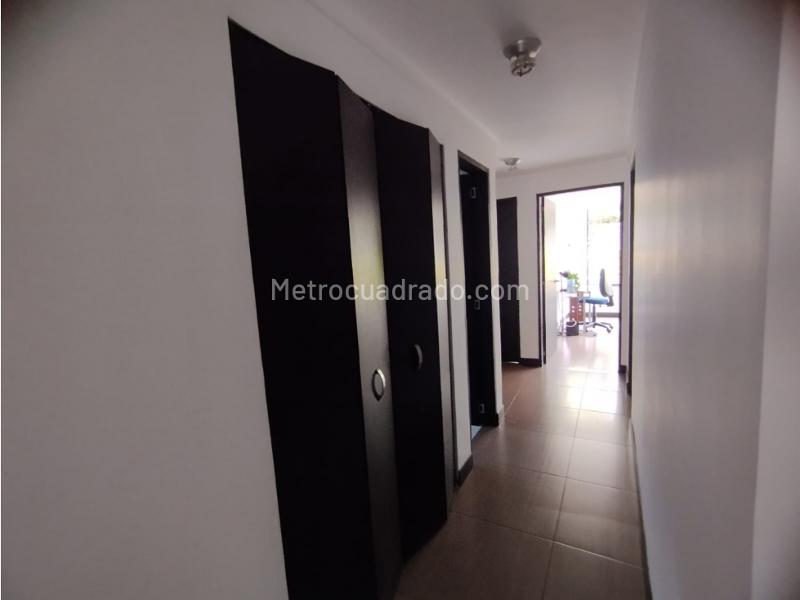 Modern 5BR Apartment in Patio Bonito with 2 Garages - 8