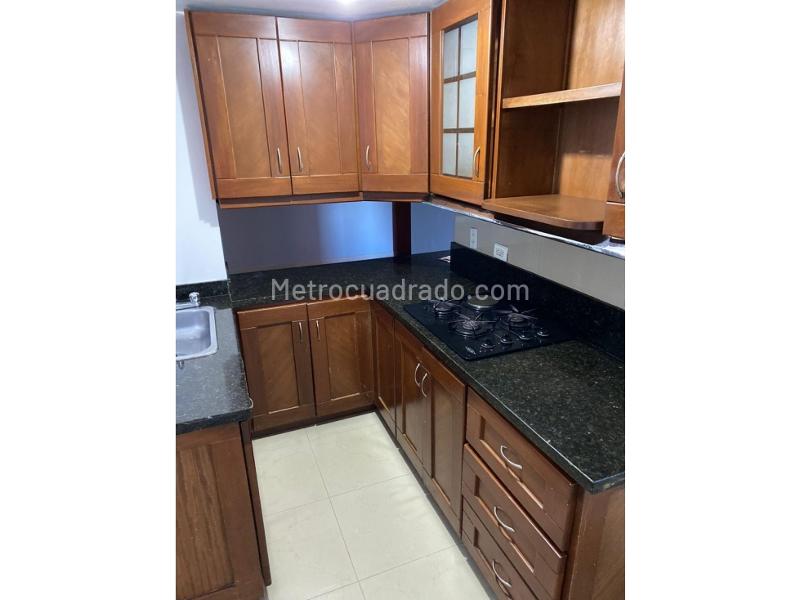 Apartamento Moderno de 3 Alcobas con Piscina en Manila