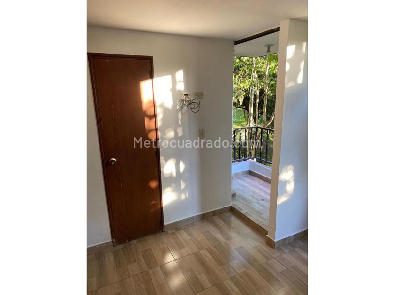 Modern 3BR Apartment with Pool in Manila - 6