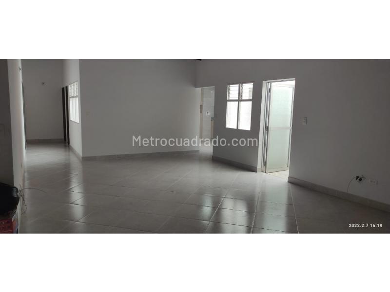 Spacious 4BR Apartment in Calasanz - 6