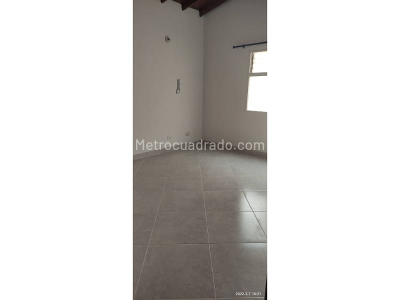 Spacious 4BR Apartment in Calasanz - 7