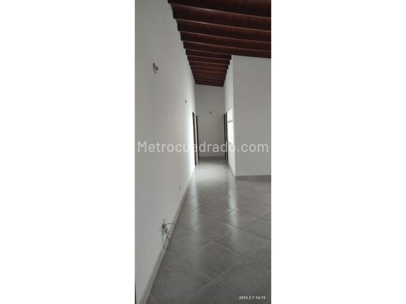 Spacious 4BR Apartment in Calasanz - 8