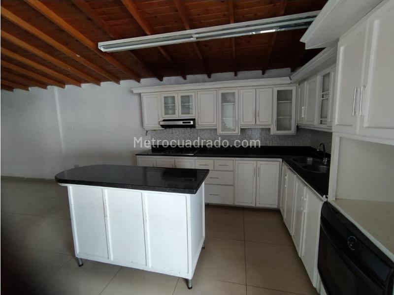 Casa Amplia de 5 Alcobas en Belén Rosales - 2