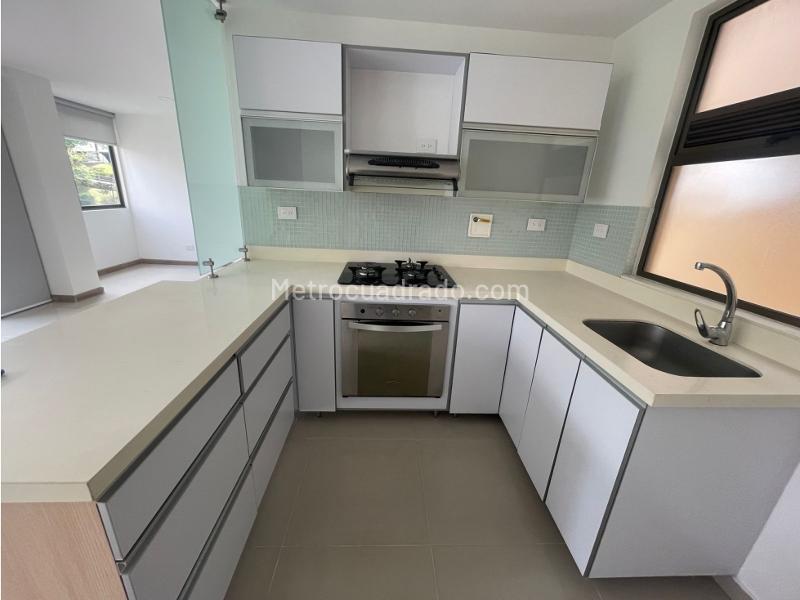 Apartamento de 2 Alcobas con Balcón en Altos del Poblado - 2