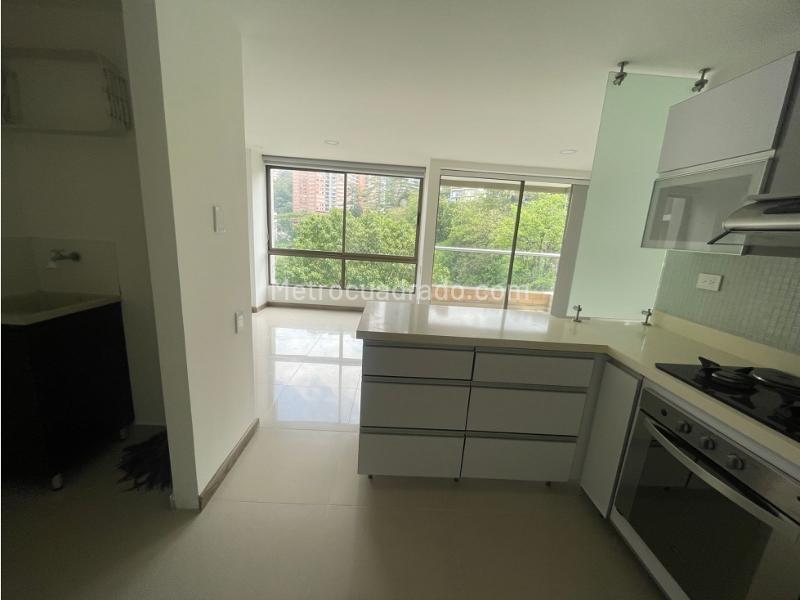 Apartamento de 2 Alcobas con Balcón en Altos del Poblado - 3