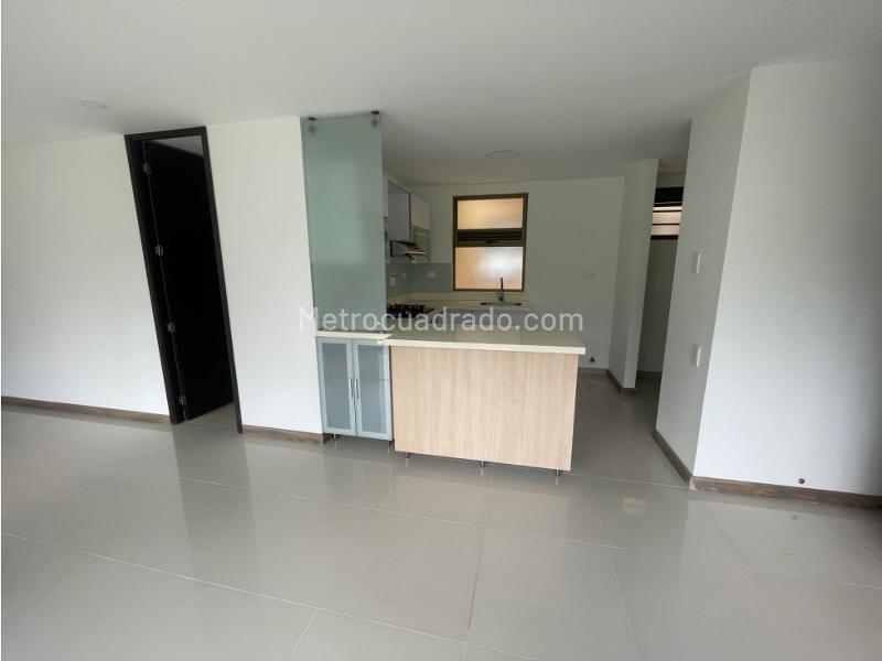 Apartamento de 2 Alcobas con Balcón en Altos del Poblado - 4