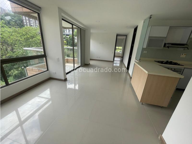 Apartamento de 2 Alcobas con Balcón en Altos del Poblado - 5