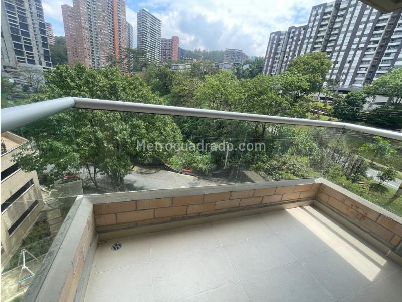 Apartamento de 2 Alcobas con Balcón en Altos del Poblado - 6