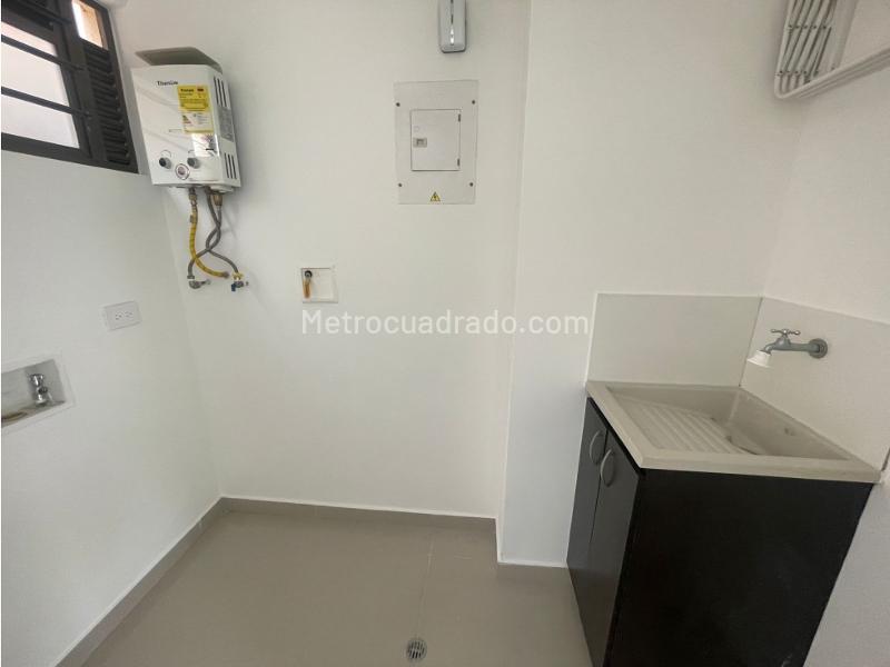 Apartamento de 2 Alcobas con Balcón en Altos del Poblado - 7