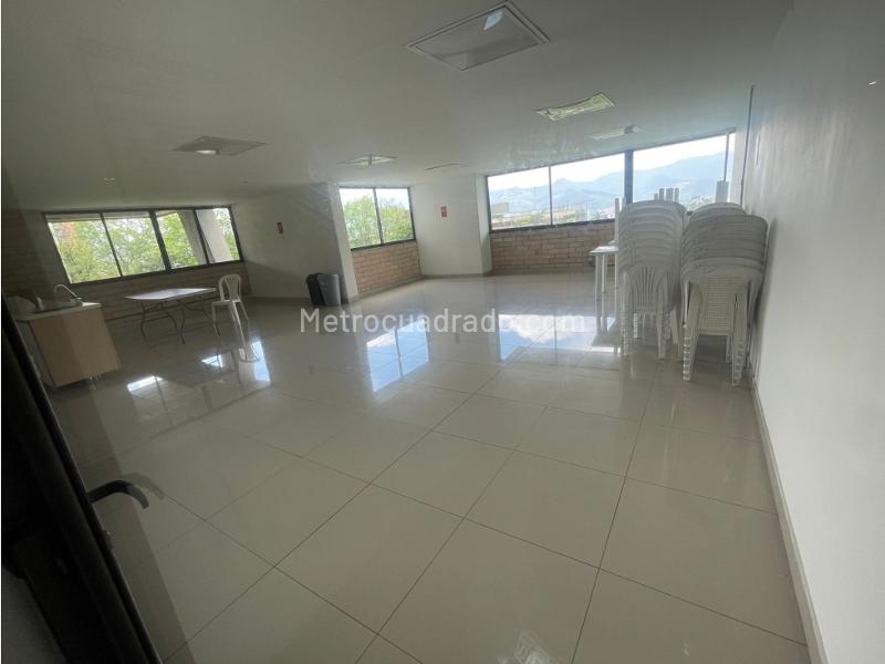 Apartamento de 2 Alcobas con Balcón en Altos del Poblado - 8