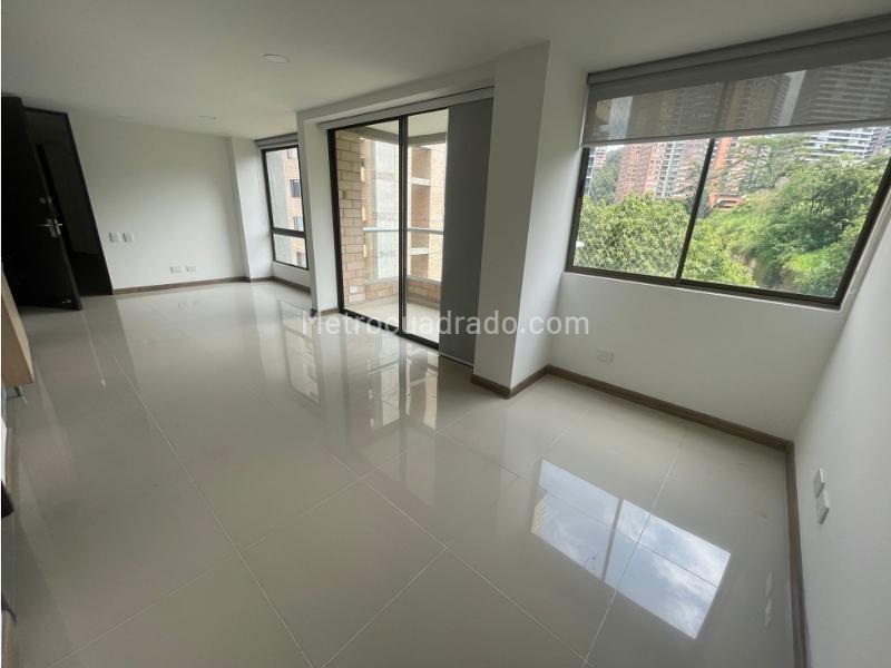 Apartamento de 2 Alcobas con Balcón en Altos del Poblado - 9