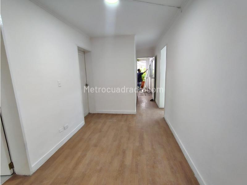 Spacious 4BR Commercial House in Simon Bolivar - 3