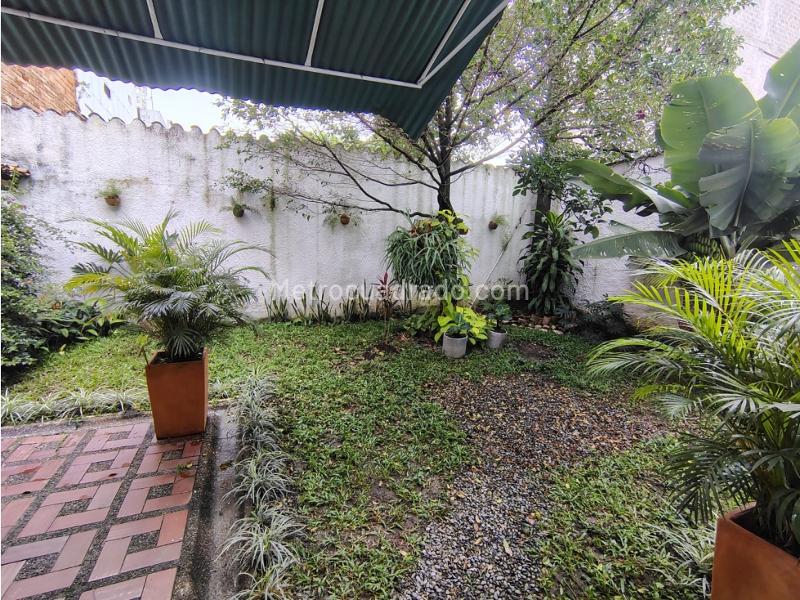 Spacious 4BR Commercial House in Simon Bolivar - 4