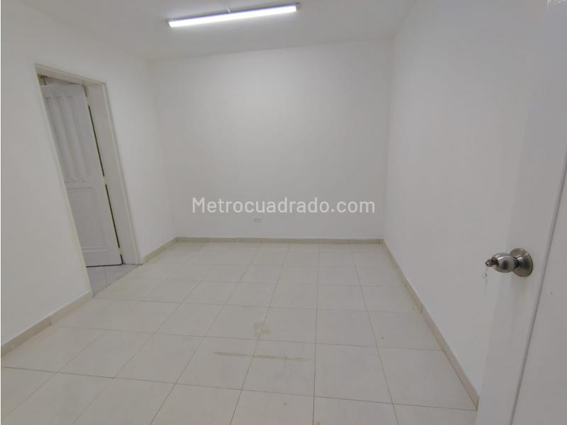 Spacious 4BR Commercial House in Simon Bolivar - 5