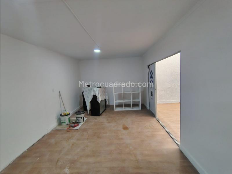 Spacious 4BR Commercial House in Simon Bolivar - 6