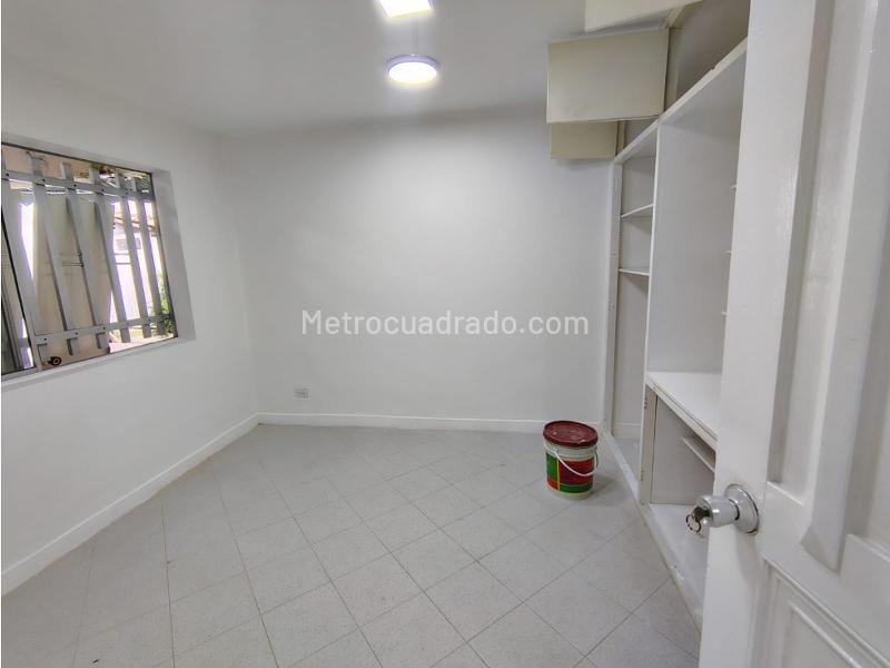 Spacious 4BR Commercial House in Simon Bolivar - 7