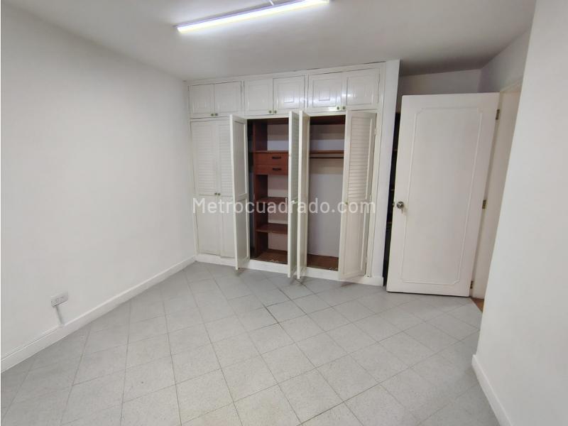 Spacious 4BR Commercial House in Simon Bolivar - 8