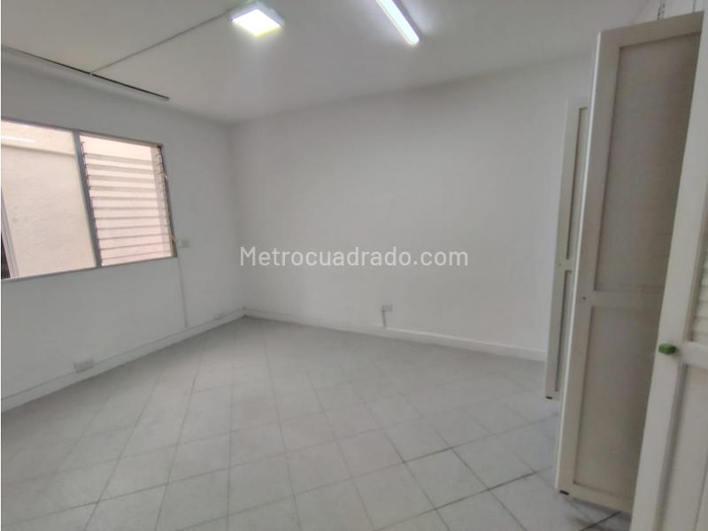 Spacious 4BR Commercial House in Simon Bolivar - 9
