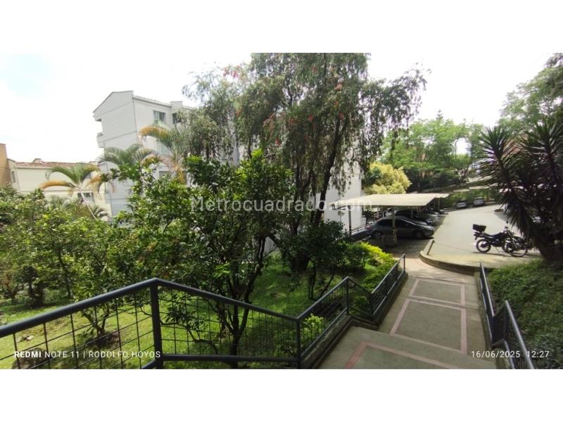 Apartamento de 2 Alcobas en Loma del Indio con Piscinas y Parqueadero - 2