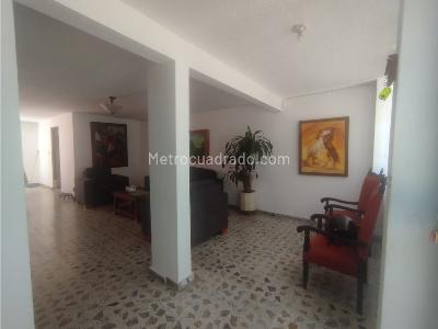 Casa de 5 alcobas en venta en Calasanz, Medellín, 300 m² · foto 2 de 20