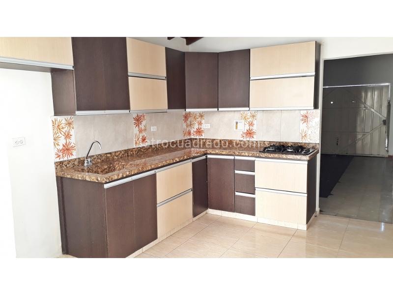 Casa Amplia de 5 Alcobas en Laureles con Cocina Moderna - 2