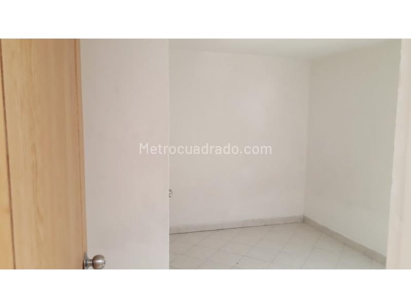 Casa Amplia de 5 Alcobas en Laureles con Cocina Moderna - 4