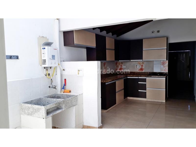Casa Amplia de 5 Alcobas en Laureles con Cocina Moderna - 7