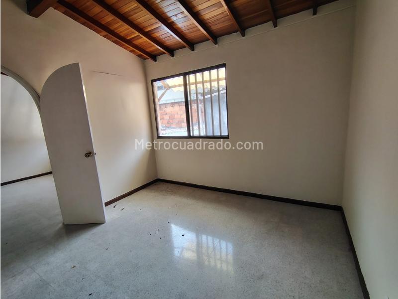 Commercial 3BR House in Suramericana - 8