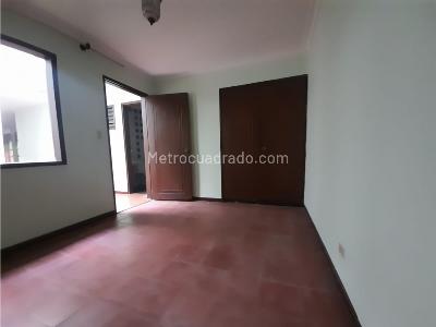 Casa de 5 alcobas en arriendo en Alameda, Medellín, 328 m² · foto 9 de 20