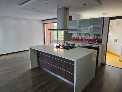 Apartamento de 3 alcobas en venta en Castropol, Medellín, 150 m² · foto 2 de 20