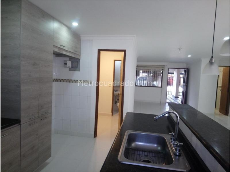 Spacious 3BR House with Service Room in Belen La Palma - 4