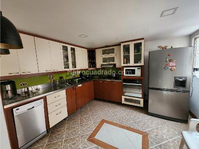 Casa de 4 alcobas en venta en Estadio, Medellín, 160 m² · foto 13 de 18