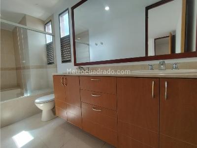 Apartamento de 3 alcobas en arriendo en El Poblado, Medellín, 138 m² · foto 19 de 20