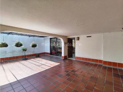 Casa de 4 alcobas en arriendo en Suramericana, Medellín, 253 m² · foto 2 de 19