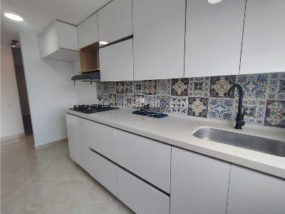 Apartamento de 3 alcobas en arriendo en La Aguacatala, Medellín, 75 m² · foto 2 de 18