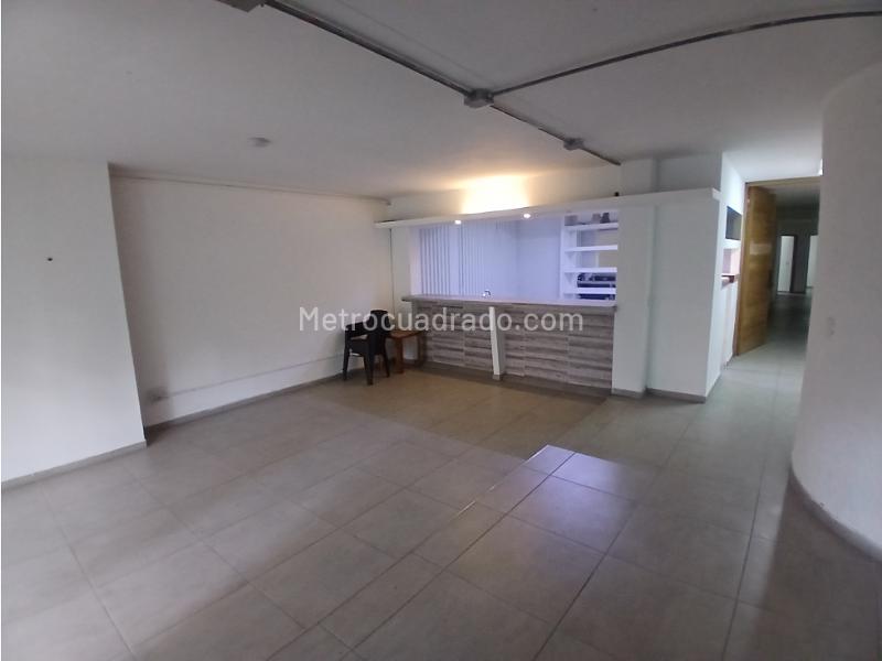 Spacious 5BR House for Office Use in Laureles - 4