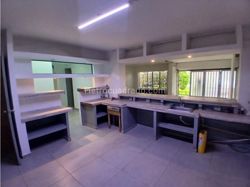 Spacious 5BR House for Office Use in Laureles - 6