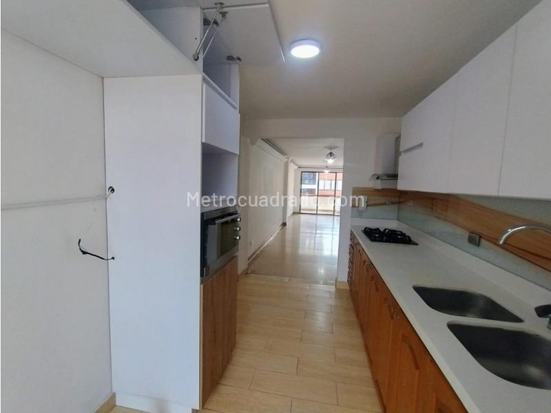 Bright 3BR Apartment with Balcony in Laureles La Castellana - 2