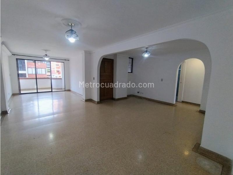 Bright 3BR Apartment with Balcony in Laureles La Castellana - 4